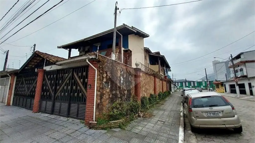 Sobrado para Venda em Praia Grande, Guilhermina, 2 dormitórios, 2 suítes, 1 banheiro, 2 vagas