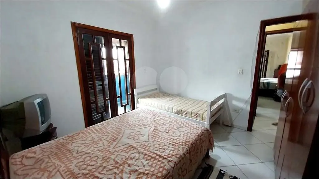 Sobrado para Venda em Praia Grande, Guilhermina, 2 dormitórios, 2 suítes, 1 banheiro, 2 vagas