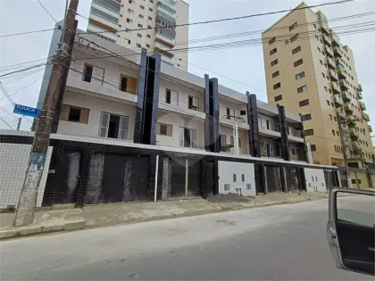 Sobrado para Venda em Praia Grande, Guilhermina, 3 dormitórios, 3 suítes, 1 banheiro, 2 vagas